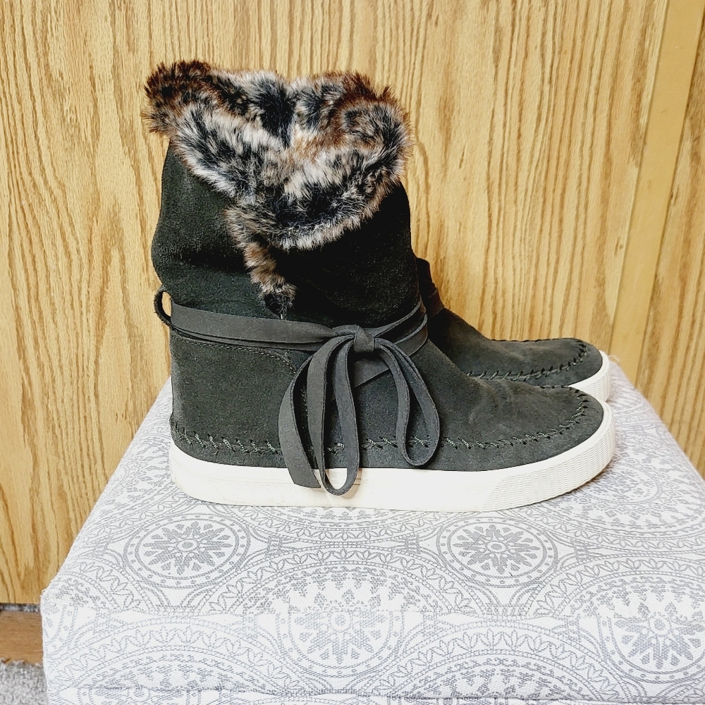 Tom's Fur Boots